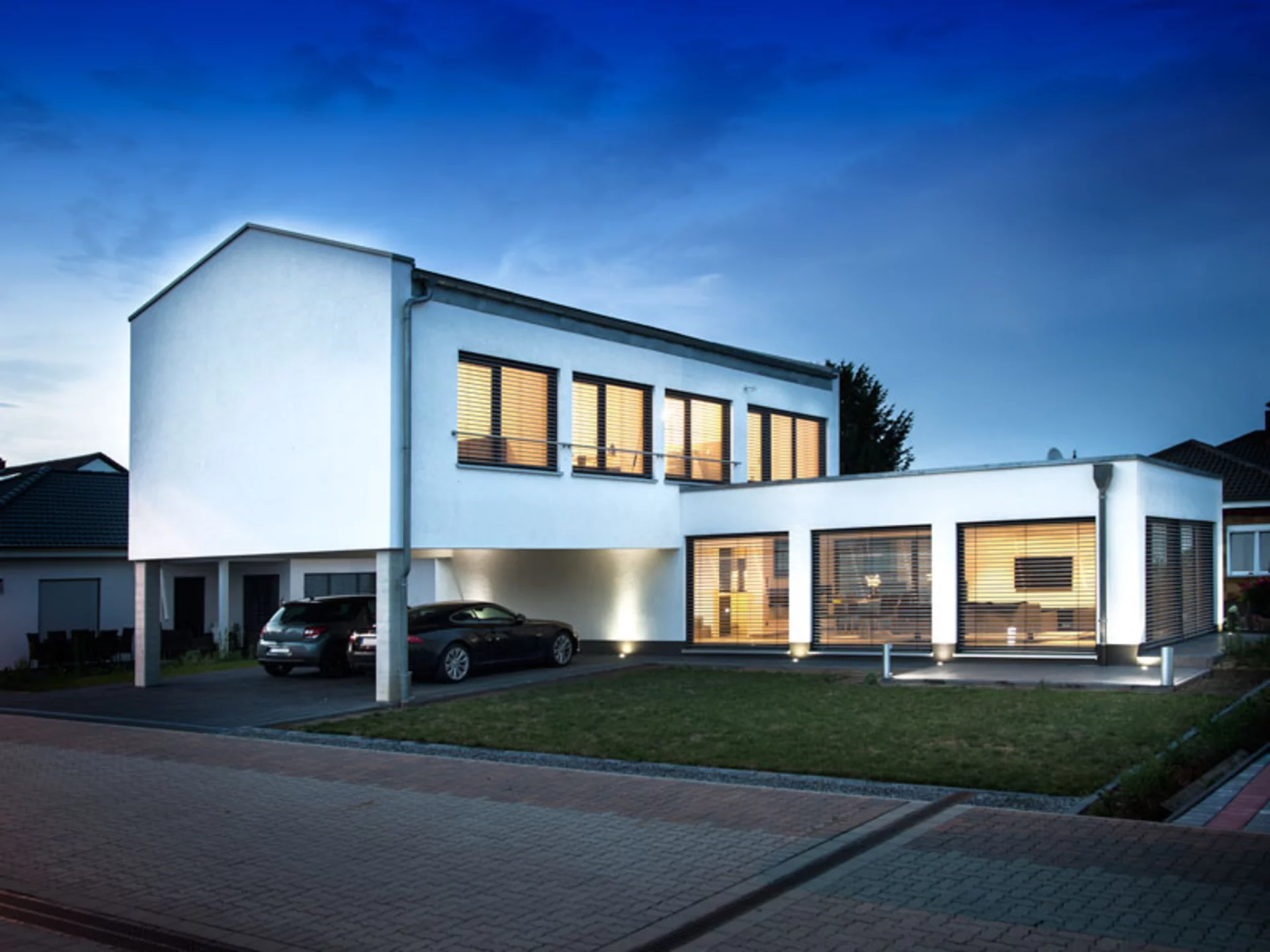 Carports können in der Regel flexibler geplant und in den vorhandenen Platz eingepasst werden. Zudem sind sie deutlich kostengünstiger als eine Garage. (Foto: BAUMEISTER-HAUS)