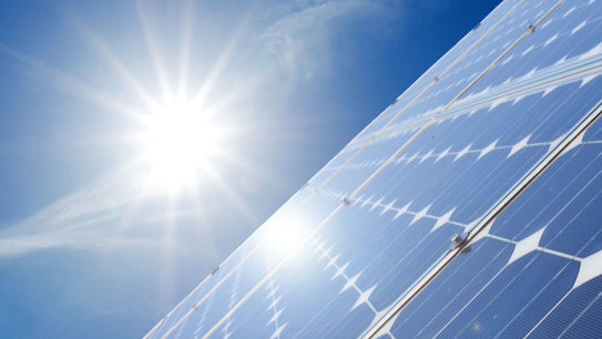 Photovoltaik Anlage bei strahlendem Sonnenschein spart Energie und Kosten