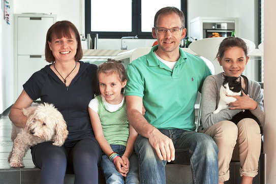 Familie Arndt ist glücklich mit dem massiv gebauten Fertighaus von BAUMEISTER-HAUS
