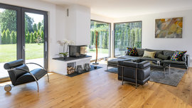 Wohnzimmer mit Holzboden in Haus Campmann