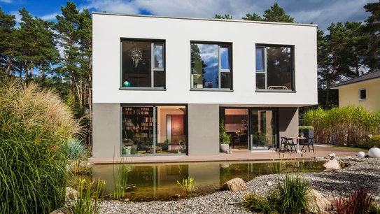 Der natürliche Teich im Garten des Hauses Cornelius fügt sich ganz harmonisch in die Umgebung ein. (Foto: BAUMEISTER-HAUS) 
