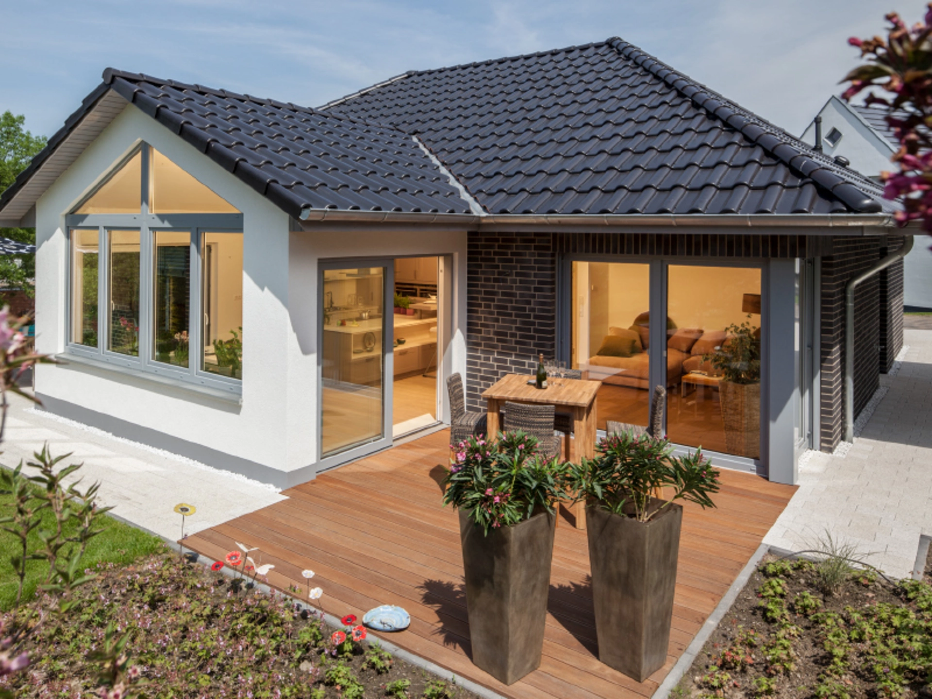 Gemütlicher Gartenbereich mit Terasse (Foto: BAUMEISTER-HAUS)