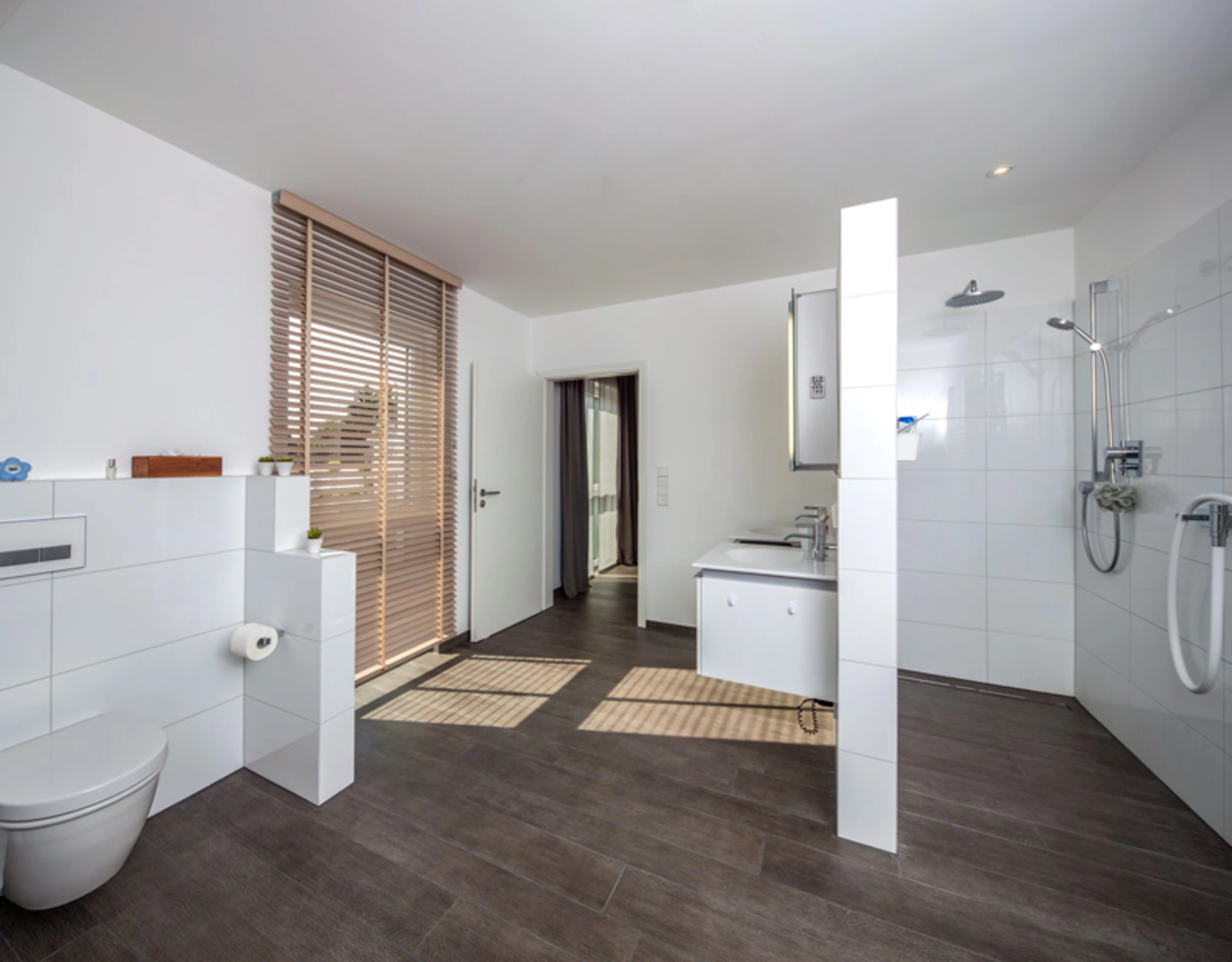 Eine stufenlose Dusche kann das Leben im Alter sehr erleichtern. (Foto: © BAUMEISTER-HAUS)