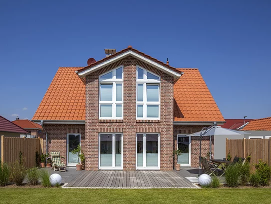 Der Terasse von Haus Clemens bieten zu beiden Seiten Holzpalisaden Sichtsschutz (Foto: © BAUMEISTER-HAUS)