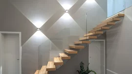Imposantes Lichtdesign lässt die Treppe im Haus Gebauer als Highlight erstrahlen. (Foto:© BAUMEISTER-HAUS) Treppe mit Lichteffekt