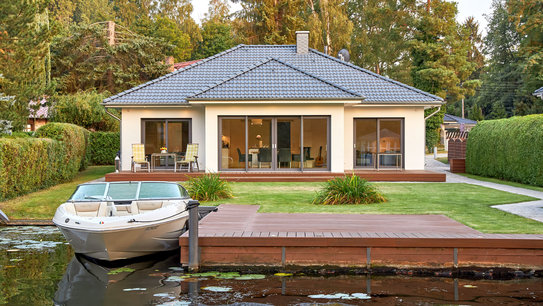 Haus Valentin mit Blick auf das Wasser und die Bootanlegestelle