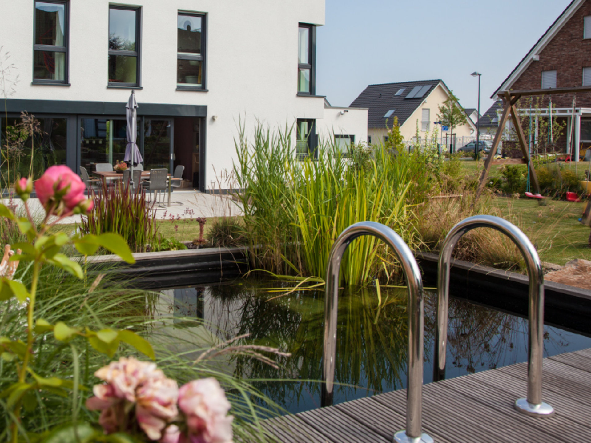 Haus Dietz verfügt über einen bepflanzten Schwimmteich, der im Sommer eine angenehme Abkühlung ermöglicht. (Foto: © BAUMEISTER-HAUS)