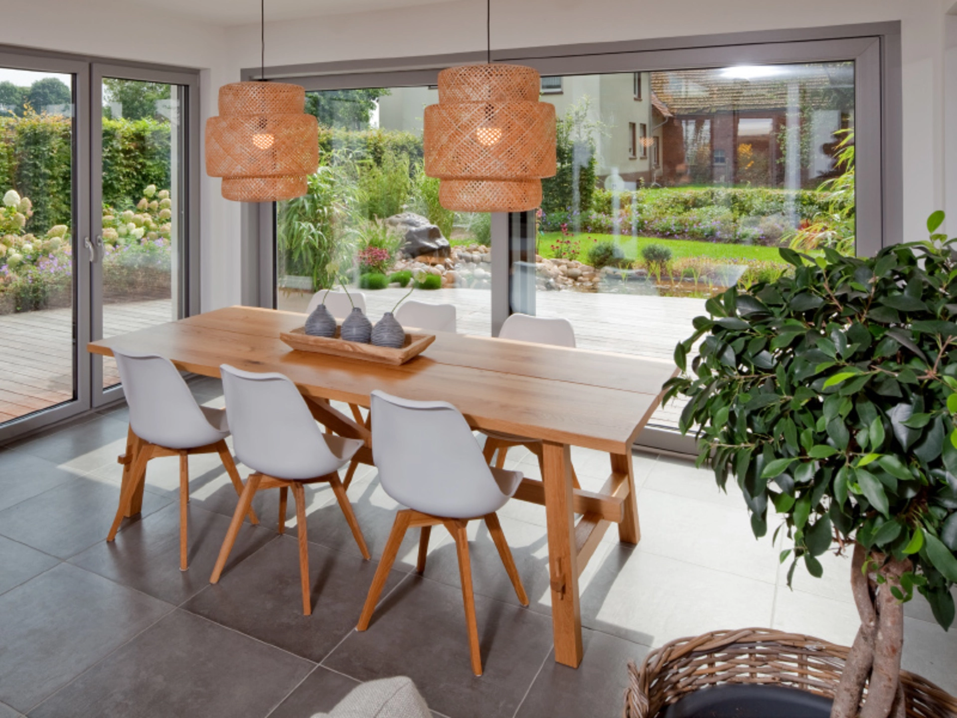 Draußen wie drinnen eine natürliche Wolhfühlatmosphäre – Haus Westermann. (Foto: BAUMEISTER-HAUS)