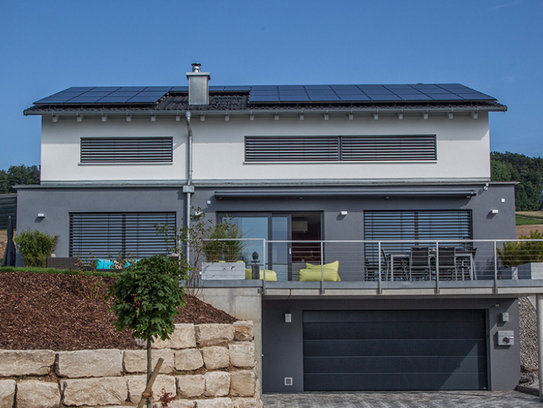 Haus Philipp: Photovoltaikanlagen platzsparend auf dem Hausdach platziert. (Foto: BAUMEISTER-HAUS)