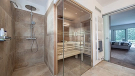 Badezimmer mit Dusche und Sauna