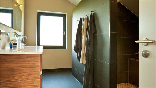 Haus Ohlig besitzt eine ebenerdig zugängige Dusche mit Sitzbank. (Foto: BAUMEISTER-HAUS) 