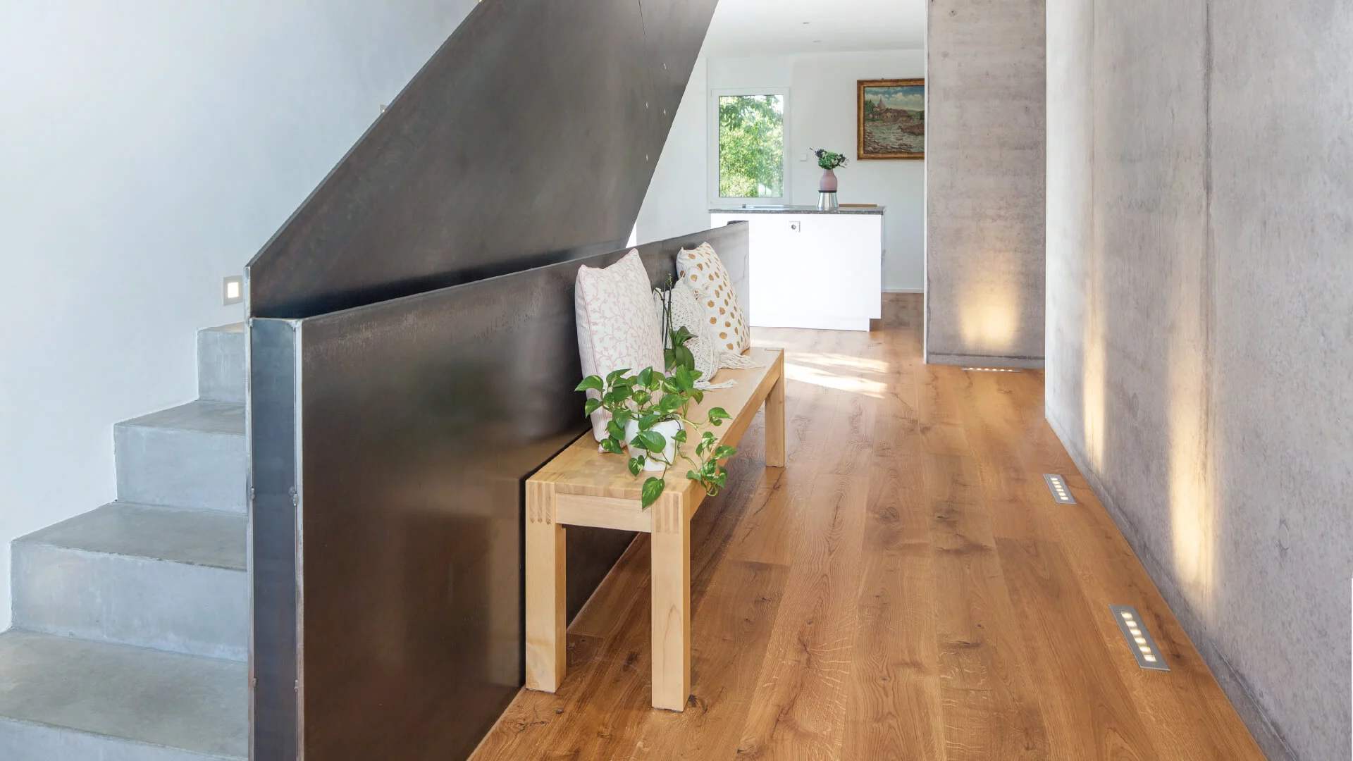 Flur mit Sichtbetonwand und Betontreppen