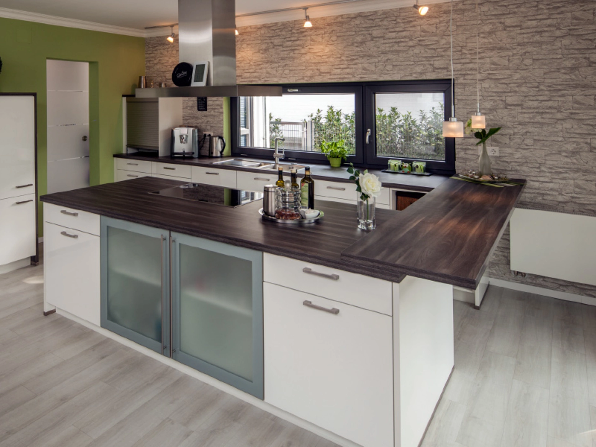 Haus Overrath – Funktionalität durch eine zusärtzliche Theke (Foto: BAUMEISTER-HAUS)