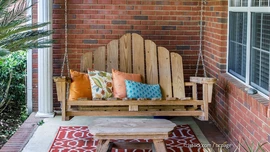 Hochgemütlich und einladend – eine Hollywoodschaukel auf der eigenen Terrasse. (Foto: © istock.com / ucpage) Hollywoodschaukel aus Holz mit bunten Kissen