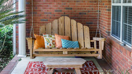 Hochgemütlich und einladend – eine Hollywoodschaukel auf der eigenen Terrasse. (Foto: © istock.com / ucpage) Hollywoodschaukel aus Holz mit bunten Kissen