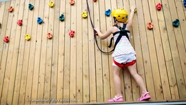 Sichere Kletterwände machen Spaß und fördern die Motorik. (Foto: © famveldman / stock.adobe.com) Mädchen klettert an Kletterwand