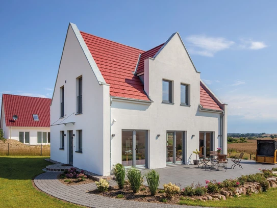 Haus Preuß – außen fallen die norddeutschen Stilzitate und die zeitlose Gestaltungslinie mit symmetrischen Fassaden ins Auge. (Foto: BAUMEISTER-HAUS)