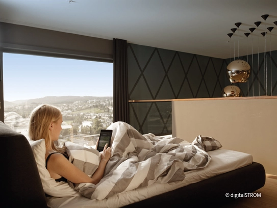 Den Energieverbrach ganz bequem vom Bett aus kontrollieren und nur so viel Energie verbrauchen, wie auch wirklich benötigt wird. (Foto: © digitalSTROM)