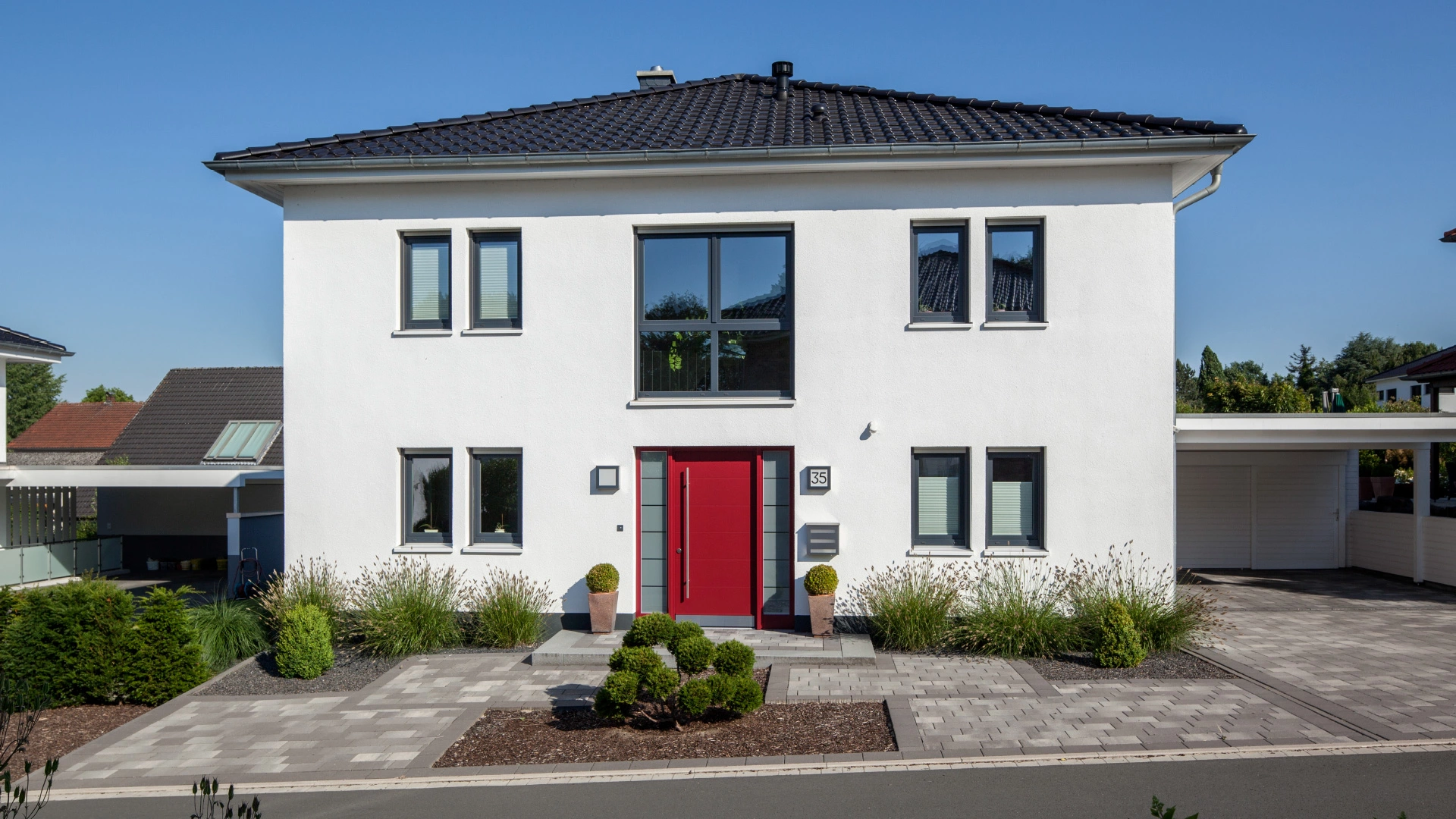 Frontseite von Haus Ihle mit roter Haustür
