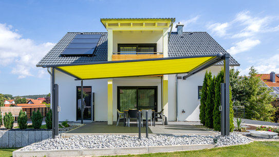 Außenansicht Haus Echterkamp mit gelber Pergola