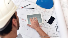 In den Konstruktionsentwürfen wird berechnet, wie stark Wände, Decken, Stützen, Unterzüge und andere tragenden Elemente eines Gebäudes sein müssen. (Foto: © industrieblick / stock.adobe.com) Bauingenieur bei der Planung