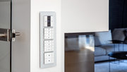 Der Einsatz von Smart Home Technologie bietet neben viel Komfort auch Sicherheit und entwickelt sich rasant immer weiter. (Foto: Haus Töpfer © BAUMEISTER-HAUS) Bedienelemente im Wohnzimmer