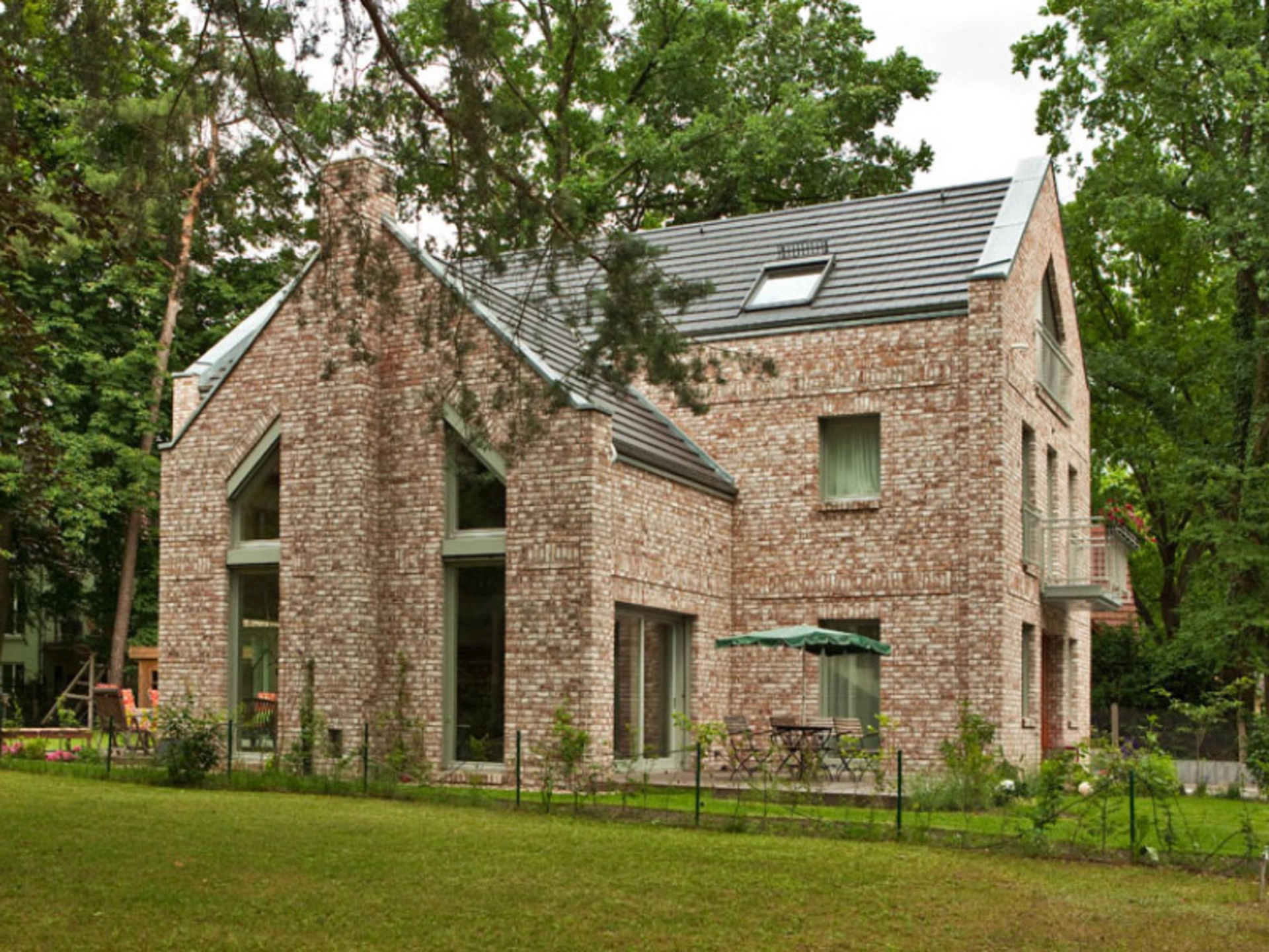 Haus Christiansen – gelungene Symbiose aus nordischer Historie und Moderne. (Foto: BAUMEISTER-HAUS)