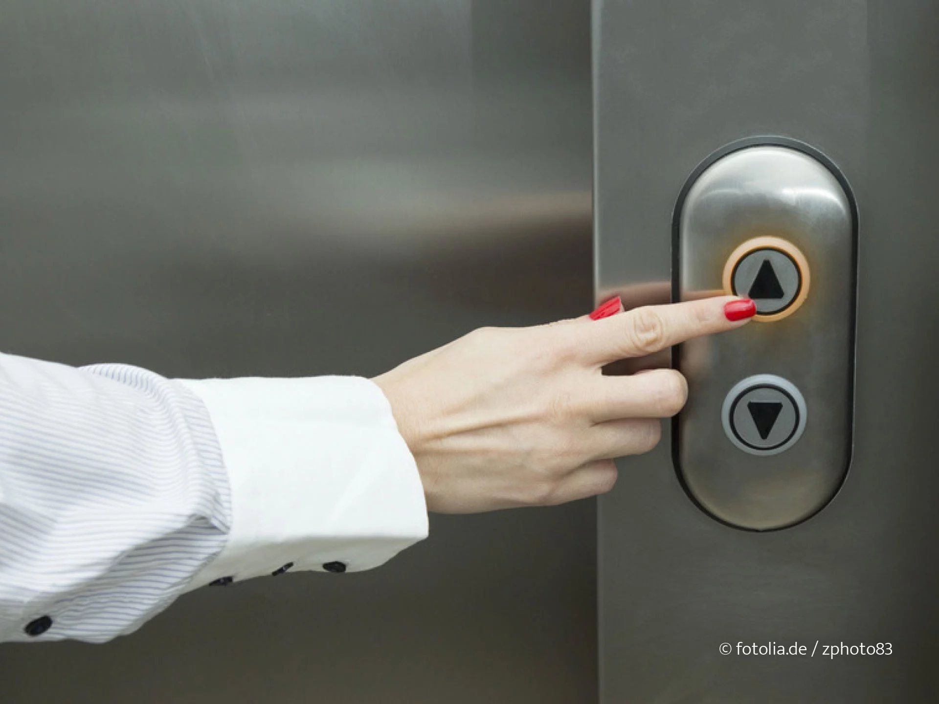 Mit einem Fahrstuhl lassen sich schwere Alltagsgegenstände oder Einkäufe mühelos beispielsweise von der Garage in die Wohnetage transportieren. (Foto: © fotolia.de / zphoto83)