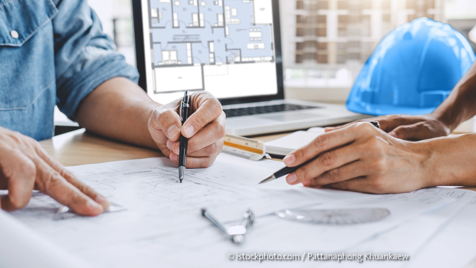 Planung des Hausbaus mit Grundrissen 