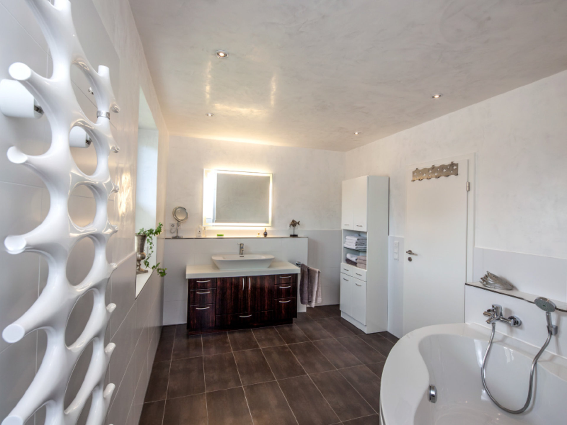 Individualität im Badezimmer – Haus Pohl beeindruckt durch außergeöhnliche Formen (Foto: BAUMEISTER-HAUS)