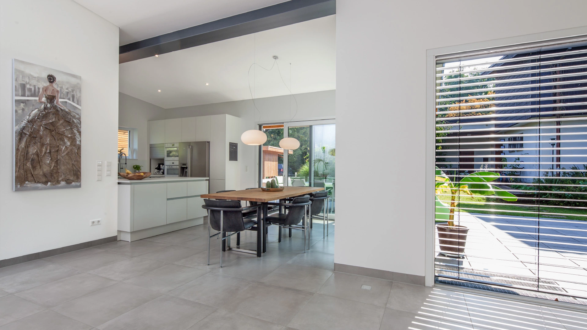 Essbereich mit Jalousien von Haus Glasmacher