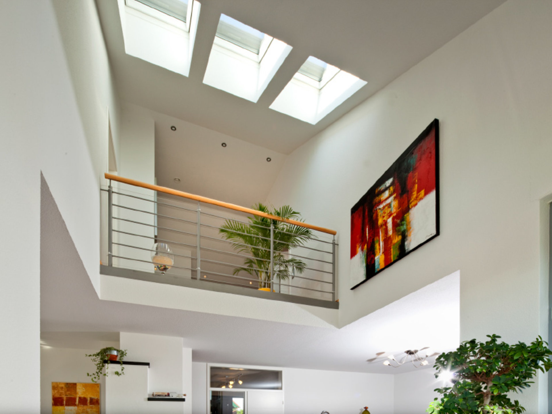 Vom Ergeschoss bis zum Dach. Eine Galerie lässt das Wohnen unterm Dach mit viel Wohnraum vereinen. (Foto: © BAUMEISTER-HAUS)