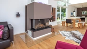 Kamin mit Glasbodenschutzplatte im Haus Hildebrand