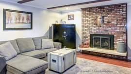 Ein Kamin darf beim Einrichten im Amerikanischen Stil nicht fehlen. (Foto: © Javani LLC / stock.adobe.com) Wohnzimmer mit Kamin