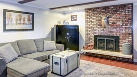 Ein Kamin darf beim Einrichten im Amerikanischen Stil nicht fehlen. (Foto: © Javani LLC / stock.adobe.com) Wohnzimmer mit Kamin