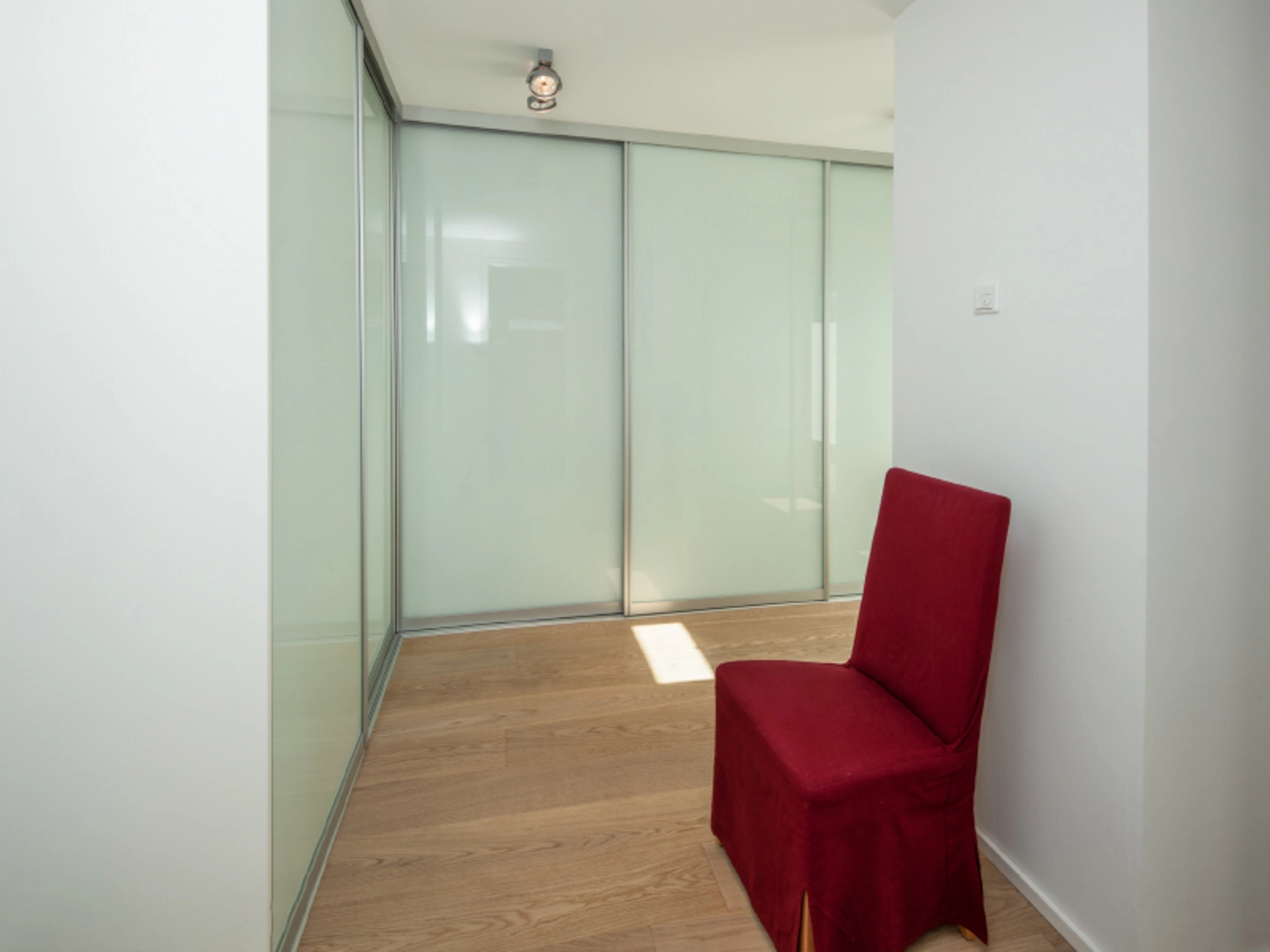 Haus Schönborn – funktionale Schiebtüren im Ankleidezimmer (Foto: BAUMEISTER-HAUS)