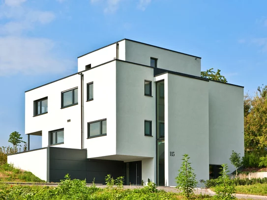 Bei körperlichen Einschränkungen erleichtert ein Fahrstuhl das Leben in einem mehrgeschossigen Eigenheim erheblich. (Foto: BAUMEISTER-HAUS)