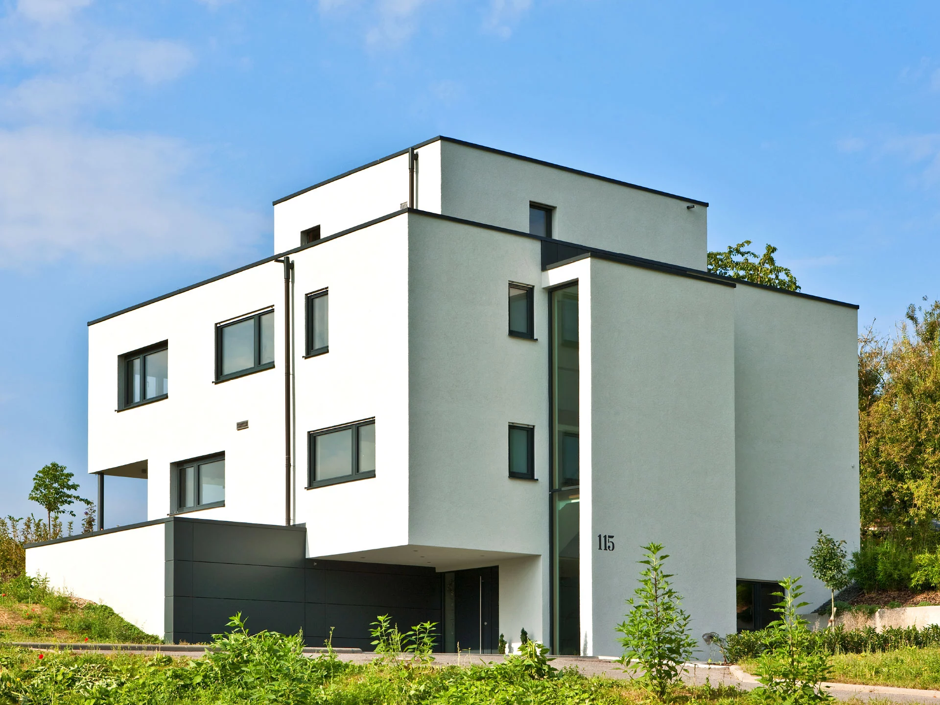 Bei körperlichen Einschränkungen erleichtert ein Fahrstuhl das Leben in einem mehrgeschossigen Eigenheim erheblich. (Foto: BAUMEISTER-HAUS)