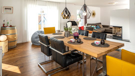 Die Accessoires machen den Scandi-Stil im Haus Echterkamp perfekt. (Foto: © BAUMEISTER-HAUS) Essbereich im Scandistil