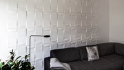 Stilvoll- und geradlinig setzt sich der Stil von Haus Nowak auch in der Wandstruktur fort. Hier setzen geometrische Formen optische Akzente. (Foto: © BAUMEISTER-HAUS) Wabenartige Wandstruktur bei Haus Nowak