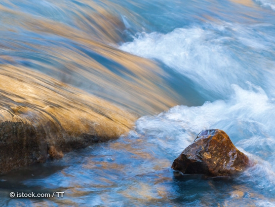 Wasserkraft bzw. Hydroenergie zur natürlichen Stromerzeugung. (Foto: © TT/istock.com)