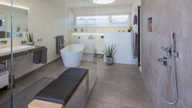 Modernes Badezimmer mit ebenediger Dusche und Glastrennwand