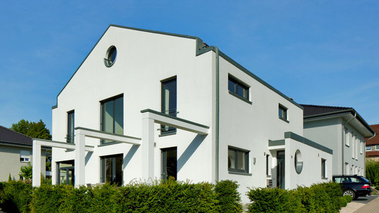 Geometrische Fensterformen unterstreichen den modernen Stil von Haus Arndt.