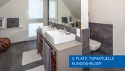 Die Holzelemente finden sich auch im Familienbad von Haus Otten wieder und unterstützen den "Wohlfühlcharakter". (Foto: © BAUMEISTER-HAUS) Die Holzelemente finden sich auch im Familienbad von Haus Otten wieder und unterstützen den "Wohlfühlcharakter". (Foto: © BAUMEISTER-HAUS)