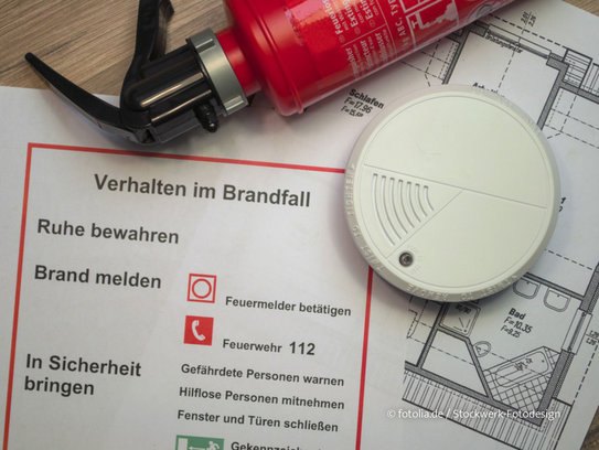 Feuermelder und Feuerlöscher sind wichtige Hilfsmittel im Notfall. (Foto: © fotolia.de / Stockwerk-Fotodesign)