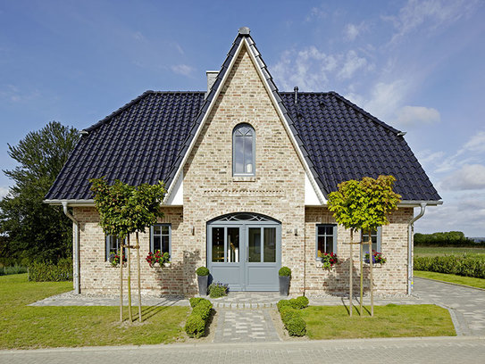 Haus Brand wirkt traditionell und freundlich durch die helle Klinkerfassade (Foto: © BAUMEISTER-HAUS)