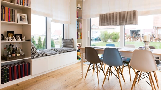 Esszimmer mit Sitzfenster im Scanci-Stil