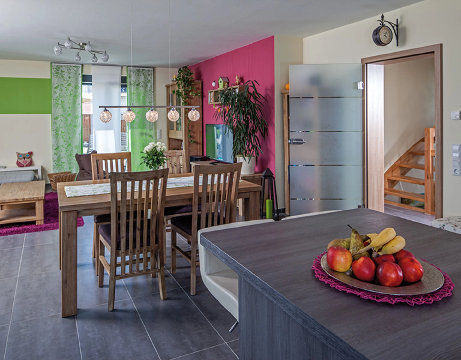 Massivhaus Maiwald – gemütliches und familiäres Wohnkonzept mit Farbakzenten (Foto: BAUMEISTER-HAUS)