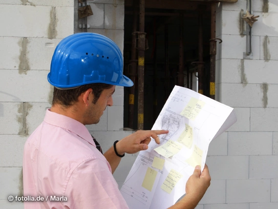 Der Architekt während der Phase eines Rohbaus (Foto: © Maria/fotolia.de)