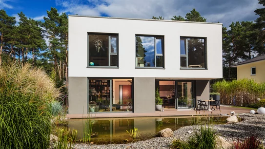 Haus Cornelius passt sich in seiner modernen Fassade der schönen natürlichen Umgebung an und wird zum Hingucker der Nachbarschaft. (Foto: BAUMEISTERHAUS))